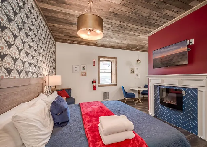 Walk Everywhere Fireplace Downtown Hideaway